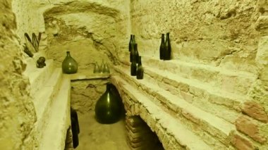 Vignale, Piedmont, İtalya. Yerli lehçede yapılan kazıdan elde edilen mahzendeki inanılmaz görüntülere 
