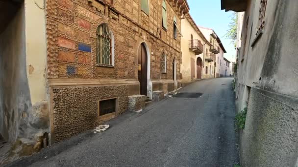 Vignale Monferrato ピエモンテ州 イタリア 2021年10月 歴史的な中心部では Serpentello家は 多くの浅浮彫りを持つ真の視覚的な百科事典であるファサードが特徴です — ストック動画