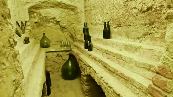 Vignale Piedmont Italy 一个地窖里惊人的镜头是从岩石的挖掘中获得的 在当地的方言中 它被称为地狱 在这里 葡萄酒找到了理想的储存条件 — 图库视频影像