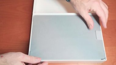 Torino, Piedmont, İtalya. Kasım 2021. Bir Apple Ipad 'in paketini açıyorum. Tablet kutudan çıkartılır ve koruyucu kağıttan kurtulur. Kanıtlarda elmalı logo var..