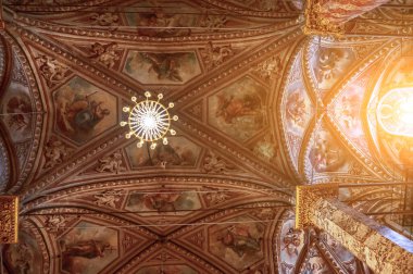 Perugia, Umbria, İtalya. Ağustos 2021. San Lorenzo Katedrali 'nin içi. Zengin freskli kasaların ayrıntıları..