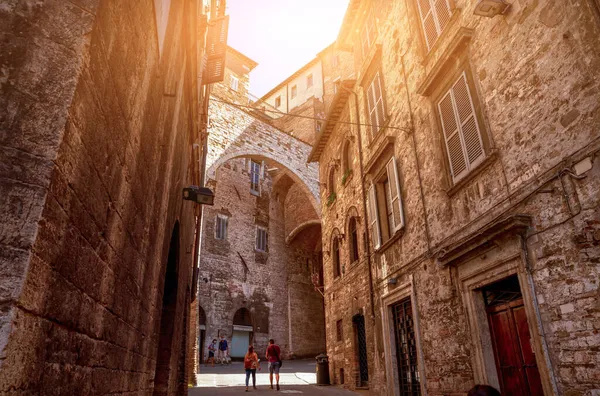 佩鲁贾 翁布里亚 意大利 August 2020 在历史中心的一条小巷里 一个拱门连接着两座中世纪的高楼 — 图库照片