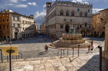 Perugia, Umbria, İtalya. Ağustos 2020. Tarihi fıskiyesi olan IV. Piazza Novembre 'nin inanılmaz manzarası. Güzel bir yaz günü, meydandaki insanlar.