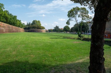 Lucca, Toskana, İtalya. Ağustos 2020. Tarihi merkezin savunma duvarlarının dış görünüşü. Güzel bir yaz günü.