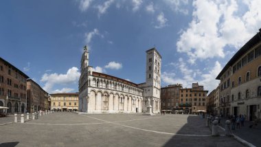 Lucca, Toskana, İtalya. Ağustos 2020. Foro 'daki San Michele Kilisesi' nin muhteşem manzarası. Geniş format panoramik fotoğraf. Güzel güneşli bir gün, meydandaki insanlar.