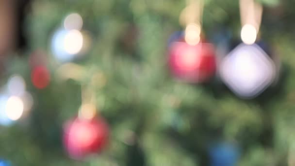 クリスマスが来る クリスマスツリーの枝に揺れる装飾ボールの概念的なぼやけたイメージ — ストック動画