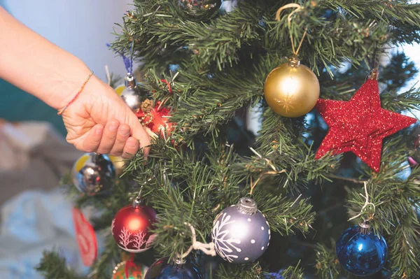 Julen Kommer Förbereda Julgranen Händerna Medelålders Vit Kvinna Fixa Dekorationer — Stockfoto