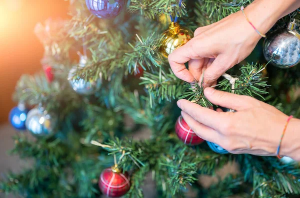 Julen Kommer Förbereda Julgranen Händerna Medelålders Vit Kvinna Fixa Dekorationer — Stockfoto