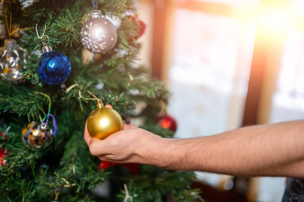 Julen Kommer Konceptuell Bild Vit Pojkes Hand Tag Dekorativ Träd — Stockfoto