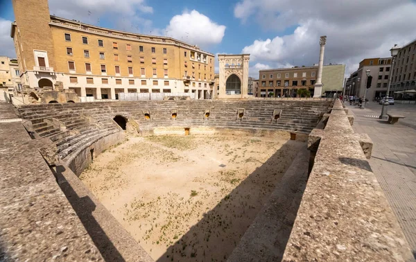 Lecce, Puglia, İtalya. Ağustos 2021. Piazza Sant 'Oronzo' daki Roma amfitiyatrosunun muhteşem manzarası. Güzel bir yaz günü.