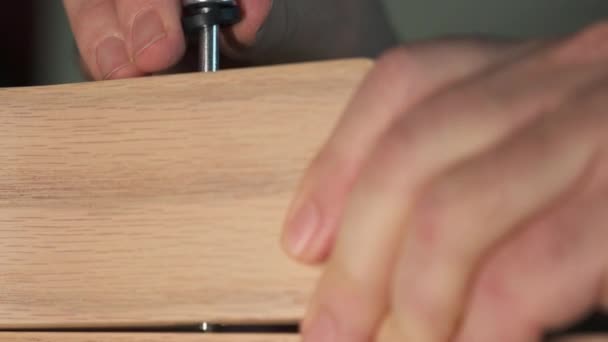 Zbliżenie Fragmentów Drewnianego Krzesła Zestawie Dłonie Włożyć Długą Śrubę Dokręcić — Wideo stockowe