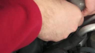 Koltuklarından çıkartılan arabanın motor bölmesinin içindeki lastik bir tüpün yakın çekim görüntüleri. Tamir ve bakım kavramı, bunu kendin yap..