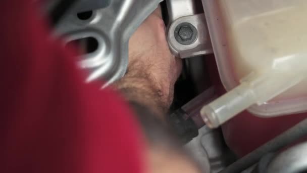 Rekaman Close Dari Tangan Mekanik Tergelincir Dalam Kompartemen Mesin Mobil — Stok Video