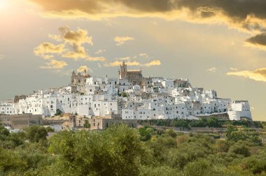 Beyaz şehrin inanılmaz manzarası: Ostuni, Puglia, İtalya. Bir tepenin tepesinde, beyaz rengiyle karakterize edilen tarihi merkez, çevresindeki kırsal kesimden göze çarpar..