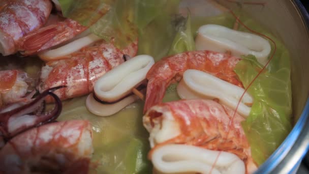 Close Footage Bamboo Steamer Mouthwatering Shrimp Squid Skewers Being Cooked — Stock Video