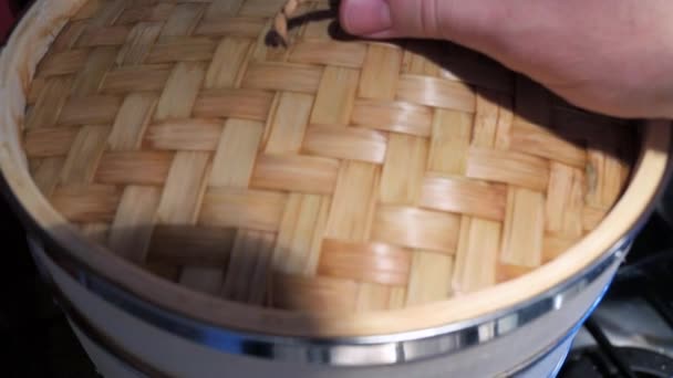 Nahaufnahmen Auf Einem Bambusdampfer Köstliche Garnelen Und Tintenfischspieße Auf Einem — Stockvideo