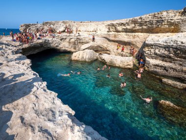 Roca Vecchia, Melendugno, Puglia İtalya. Ağustos 2021. Grotta della Poesia 'nın görüntüsü, açık denize bağlı inanılmaz bir doğal havuz. İnsanlar dalarak cennetin tadını çıkarıyorlar..