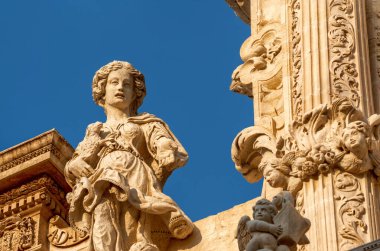 Lecce, Puglia, İtalya. Ağustos 2021. Santa Croce Kilisesi Lecce Barok 'un en iyi örneğidir. Gecenin sıcak ışıklarıyla aydınlatılan ön cephenin ayrıntıları..