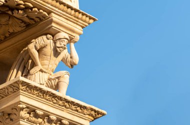 Lecce, Puglia, İtalya. Ağustos 2021. Santa Croce Kilisesi Lecce Barok 'un en iyi örneğidir. Gecenin sıcak ışıklarıyla aydınlatılan ön cephenin ayrıntıları..