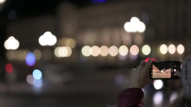 Torino, Piedmont, İtalya. Şubat 2022. Piazza Vittorio 'yu çekerken cep telefonu ekranında yakın plan görüntüler var. Bulanık arkaplan.