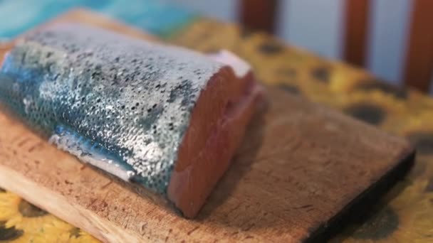 Zbliżenie Materiału Filmowego Stekiem Łososiowym Umieszczonym Drewnianej Desce Filetowania Selektywny — Wideo stockowe