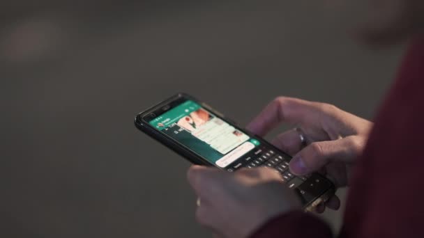 토리노 피에몬테 이탈리아 2022 여성의 문자를 보내고 휴대폰 화면에 클로즈업된 — 비디오