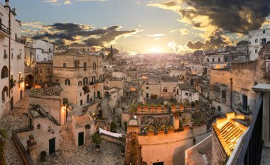 Matera, Basilicata, İtalya. Ağustos 2021. Matera 'nın Sassi' sine doğru geniş açı mercekli mavi saat manzarası. Evlerin düzensizliği, arka planda katedral..