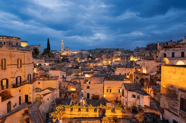 Matera, Basilicata, İtalya. Ağustos 2021. Matera 'nın Sassi' sine doğru geniş açı mercekli mavi saat manzarası. Evlerin düzensizliği, arka planda katedral..