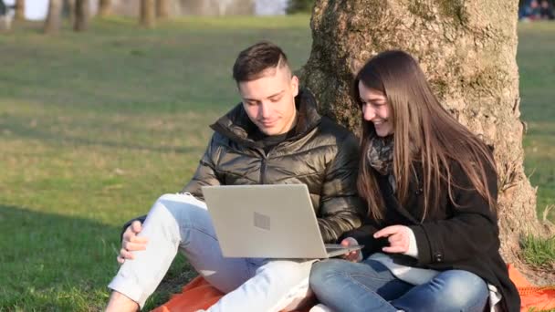 Gündelik Giyinen Güzel Bir Çift Dışarıda Dizüstü Bilgisayar Kullanırken Heyecanlanır — Stok video