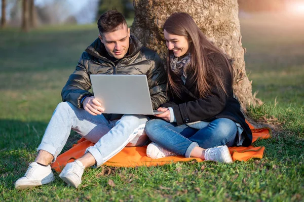 Belo Casal Roupas Casuais Está Divertindo Com Laptop Livre Sentado — Fotografia de Stock