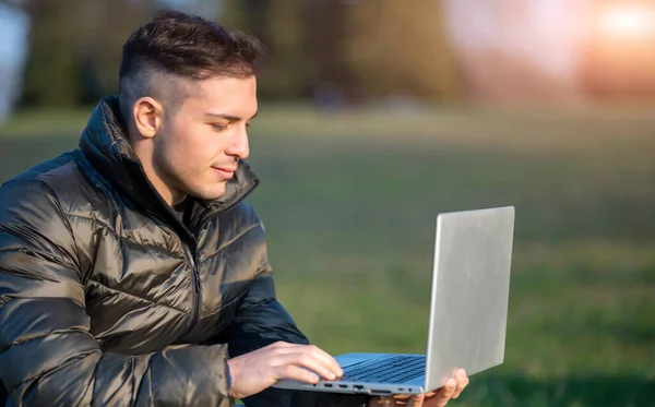 Jovem Bonito Focado Roupas Casuais Trabalhando Com Laptop Livre Ele — Fotografia de Stock