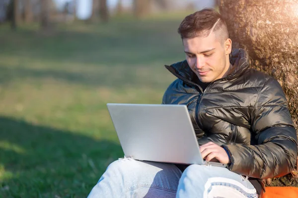 Homem Bonito Focado Desgaste Casual Que Trabalha Com Laptop Livre — Fotografia de Stock