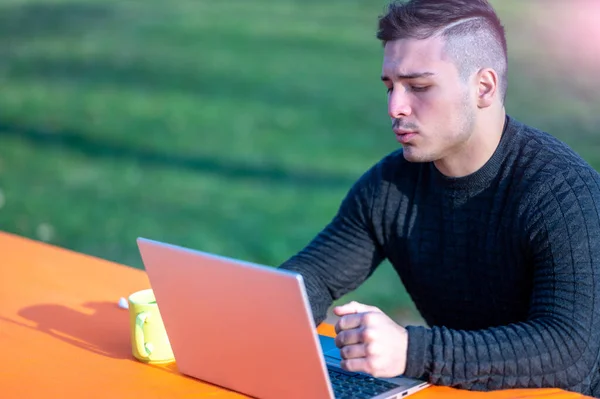 Retrato Atraente Jovem Trabalhador Escritório Desgaste Casual Conversando Com Colega — Fotografia de Stock