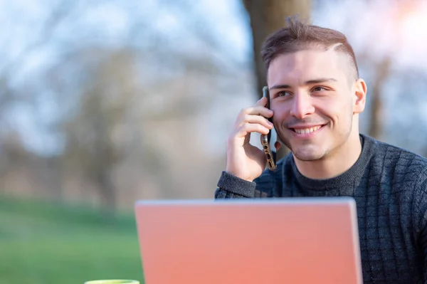 Retrato Atraente Jovem Trabalhador Escritório Uso Casual Recebe Telefonema Seu — Fotografia de Stock