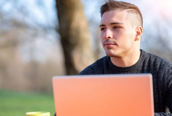 Retrato Atraente Jovem Trabalhador Escritório Uso Casual Momento Pausa Ele — Fotografia de Stock