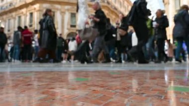 Milan, İtalya, Mart 2022. Ünlü Vittorio Emanuele II galerisinin kavramsal görüntüleri. Bulanık resimde galeriden geçen insanların gelip gidişleri....