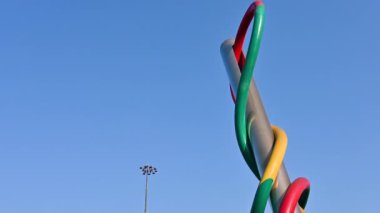 Milan, İtalya, Mart 2022. Modern sanat eserlerinin yakın çekim görüntüleri, kırmızı, yeşil ve sarı renkli bir iğneyi temsil ediyor. Yoldan geçenler.