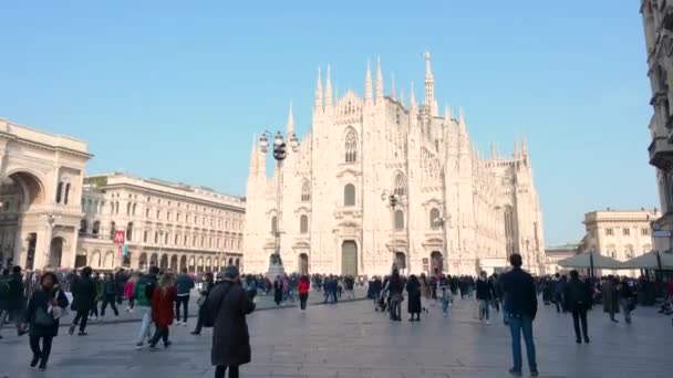 Milan Italy March 2022 Tilt Footage Cathedral Square Beautiful Sunny — Vídeos de Stock