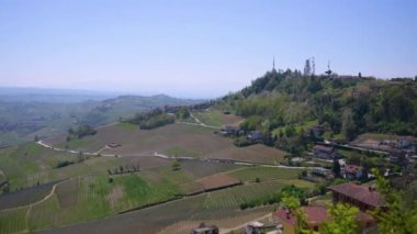 La Morra bakış açısından Pan görüntüleri, Piedmont, İtalya. En iyi şarapların üretim bölgesindeyiz: üreticilerin üzüm bağları gözün görebildiği kadar görülebilir. Güzel bir bahar günü.