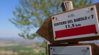 La Morra, Piedmont, İtalya. Bölgenin tipik üzüm bağlarıyla çevrili manzarayı takip eden, Barolo patikasının turist işaretinin yakın çekim görüntüsü..