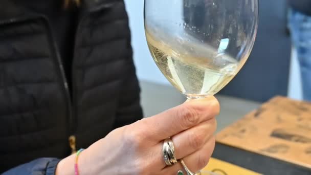 Şarap Tadımı Sırasında Orta Yaşlı Bir Kadının Elinde Dönen Köpüklü — Stok video