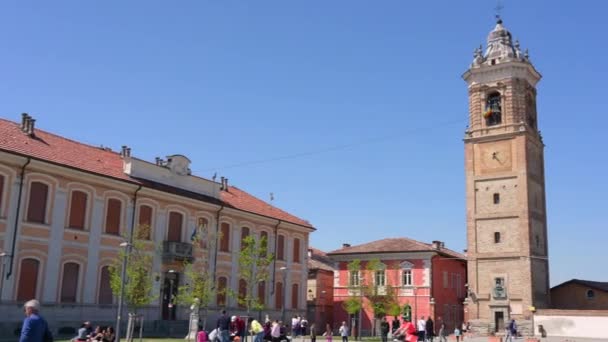 意大利皮埃蒙特拉莫拉的钟楼广场的全景 在左边的红砖钟塔上 人们在广场上散步 美丽的春天 — 图库视频影像