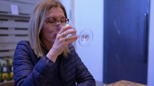 Zeitlupenaufnahmen Einer Kaukasierin Mittleren Alters Die Während Einer Weinprobe Wein — Stockvideo