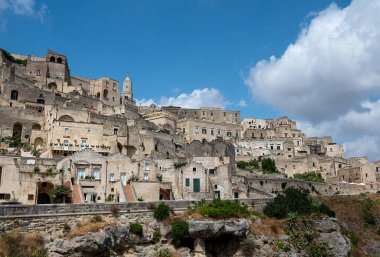 Matera, Basilicata, İtalya. Ağustos 2021. Sassi di matera adı verilen tarihi merkezin kentsel manzarası inanılmaz..