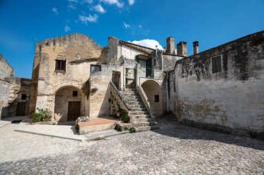 Matera, Basilicata, İtalya. Ağustos 2021. Tarihi merkezde, tufa taşından bloklarla inşa edilmiş evlerin inanılmaz manzarası. Matera taşlarının kentsel manzarası.