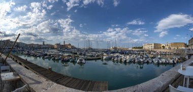 Trani, Puglia, İtalya. Ağustos 2021. İnanılmaz bir fotoğraf.
