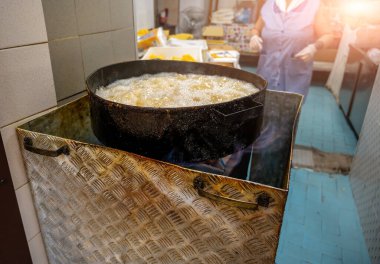 Bari, Puglia, İtalya. Ağustos 2021. Tarihi merkezde, eski bariler, sokak yemekleri: Kaynar yağda kızartılmış polenta dilimleri, sgagliozze adı verilen spesiyaliteler. Tencereyi yakından çek..