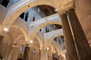 Bari, Puglia, İtalya. Ağustos 2021. Bari Vecchia 'daki San Nicola Bazilikası' nın içindeki manzara, Apulian Romanesk 'in en iyi örneğidir..