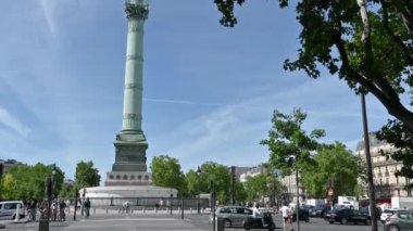Fransa, Paris, Haziran 2022. Place de la Bastille, 1830 devriminin anısına Juillet 'in sütununun altını çizdi. Altın kanatlı heykel en üstte duruyor. Eğim hareketi