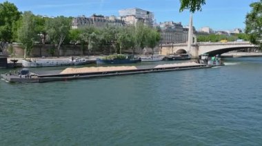 Fransa, Paris, Haziran 2022. Büyük bir mavna Seine nehri boyunca kum taşıyor..